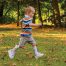 Criança a correr com aparelho AFO